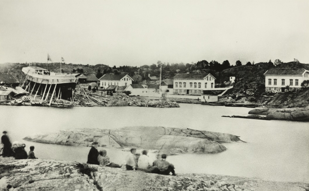 Skipet Esperance på beddingen på verftet Risøya på Gjeving i Risørs tolldistrikt. Bildet er trolig tatt i forbindelse med sjøsettingen 18. juli 1867. I bakgrunnen ses tre hvite Sørlandshus. I forgrunnen flere mennesker på et svaberg.