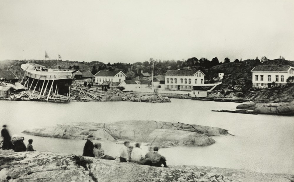 Skipet Esperance på beddingen på verftet Risøya på Gjeving i Risørs tolldistrikt. Bildet er trolig tatt i forbindelse med sjøsettingen 18. juli 1867. I bakgrunnen ses tre hvite Sørlandshus. I forgrunnen flere mennesker på et svaberg.