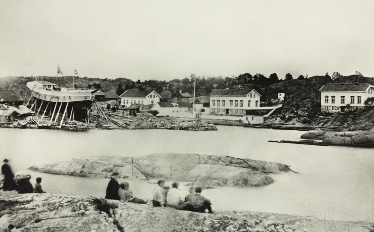 Skipet Esperance på beddingen på verftet Risøya på Gjeving i Risørs tolldistrikt. Bildet er trolig tatt i forbindelse med sjøsettingen 18. juli 1867. I bakgrunnen ses tre hvite Sørlandshus. I forgrunnen flere mennesker på et svaberg.